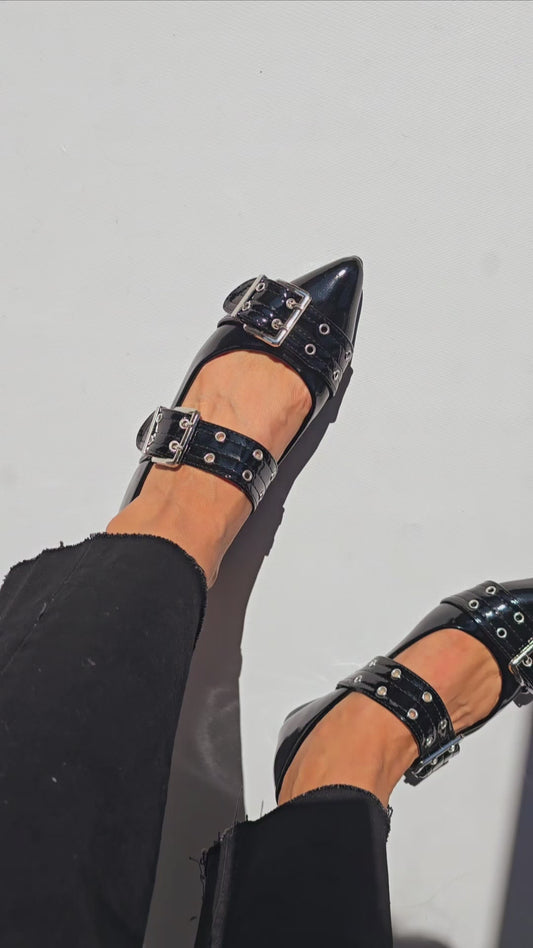 Ballerines noires vernies à brides et boucles argentées – Esprit chic & rock