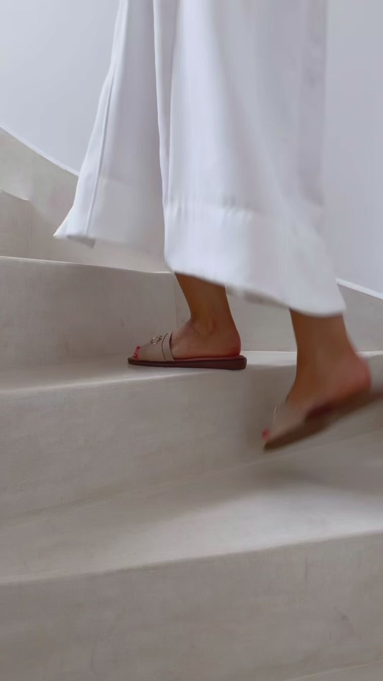Mules plates à boucle – effet grainé Beige
