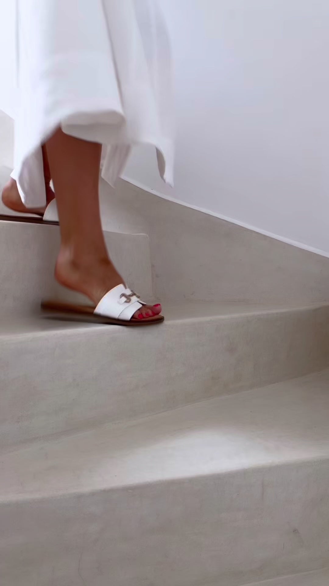 Mules plates à boucle – effet grainé Blanc