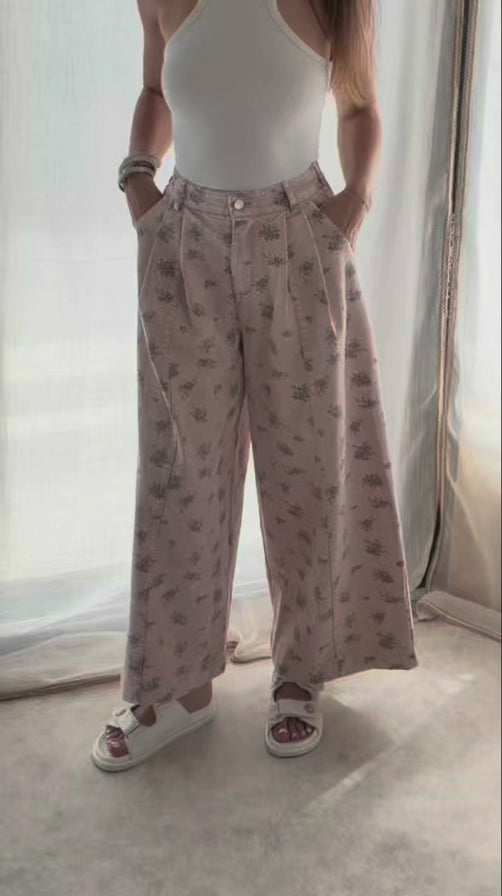 Pantalon jean léger fleuri rose – Coupe large 7/8ème