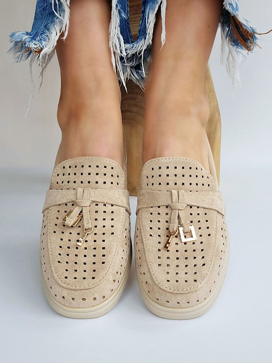 Mocassins ajourés ornements clé doré Beige