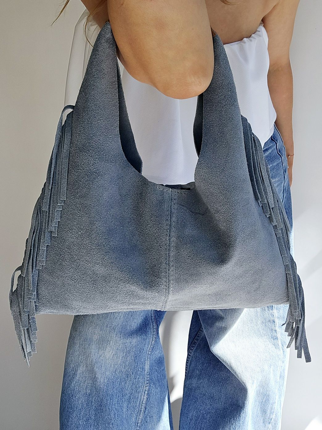Sac Frange porté mains daim Bleu Ciel