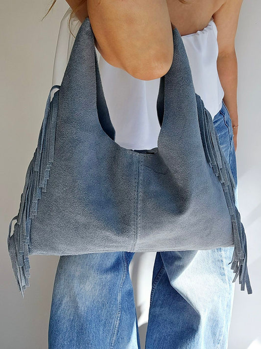 Sac Frange porté mains daim Bleu Ciel