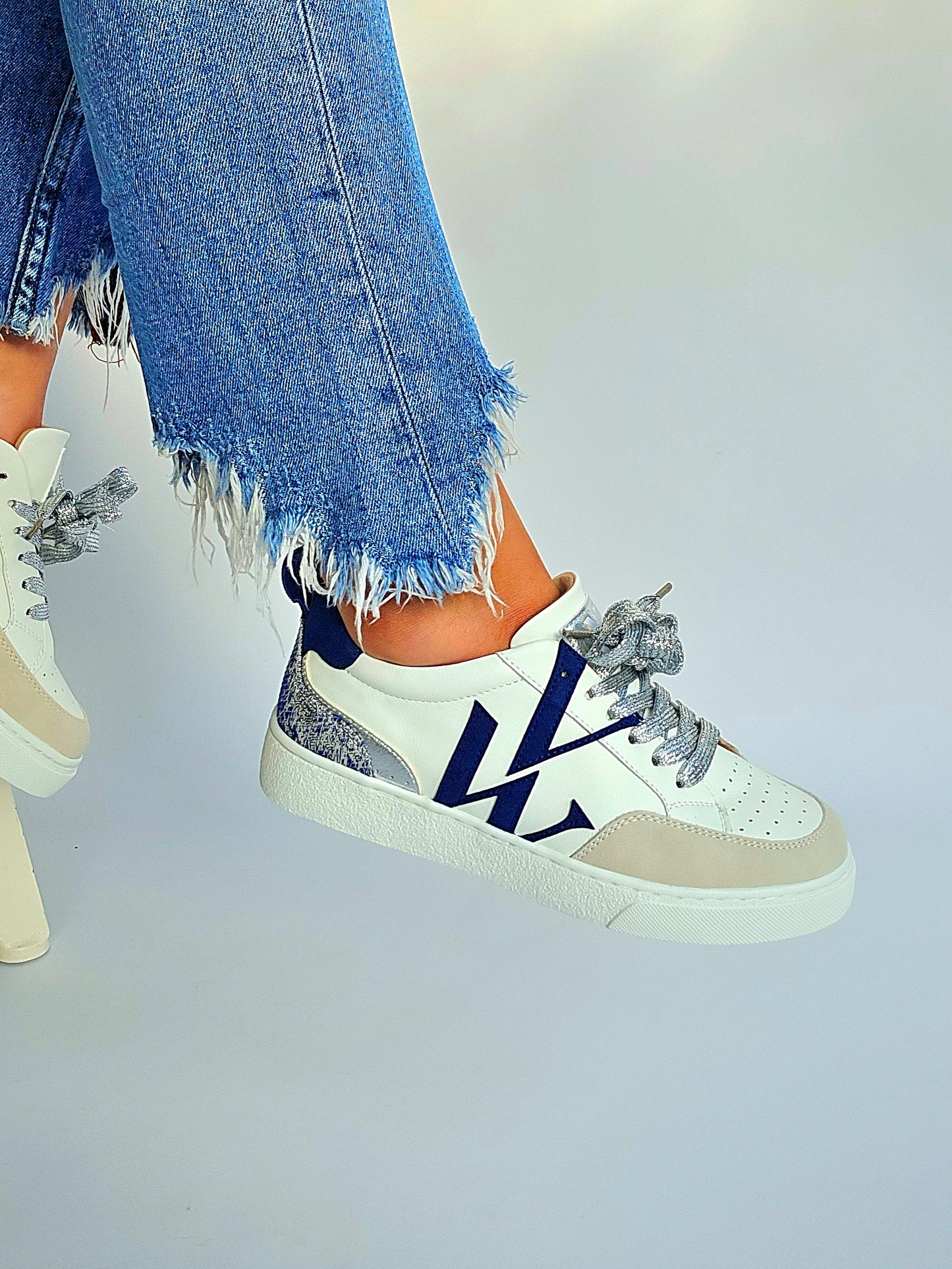 Baskets Vanessa Wu Gabriella blanc et bleu