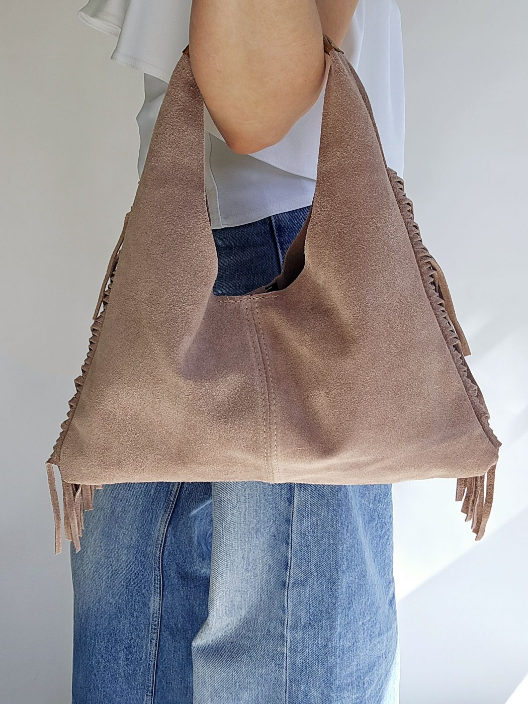 Sac Frange porté mains daim Rose