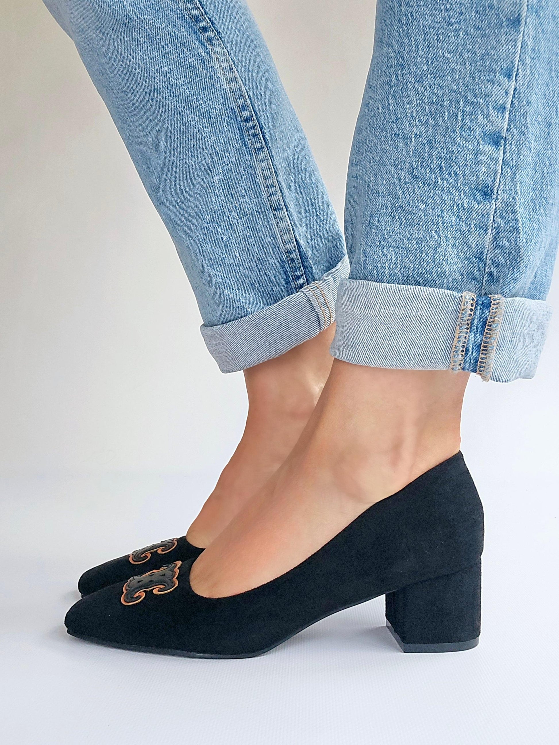 Escarpins talon carré bout logo Noir