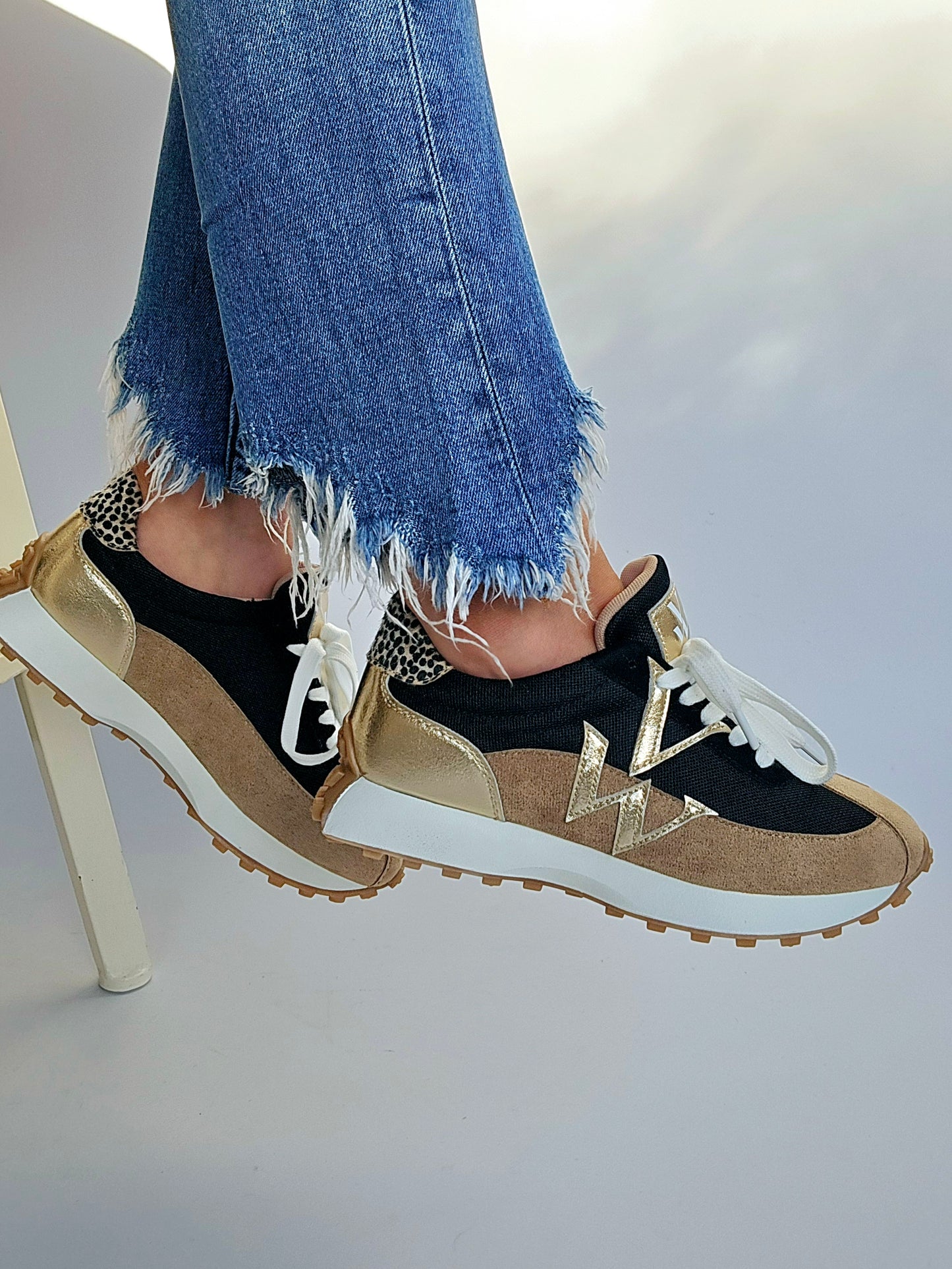 Baskets Vanessa Wu monogramme Pia beige et noir à semelle running
