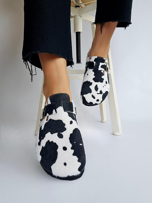 Mules sabot fourrées à boucle – Imprimé vache noir &amp; blanc