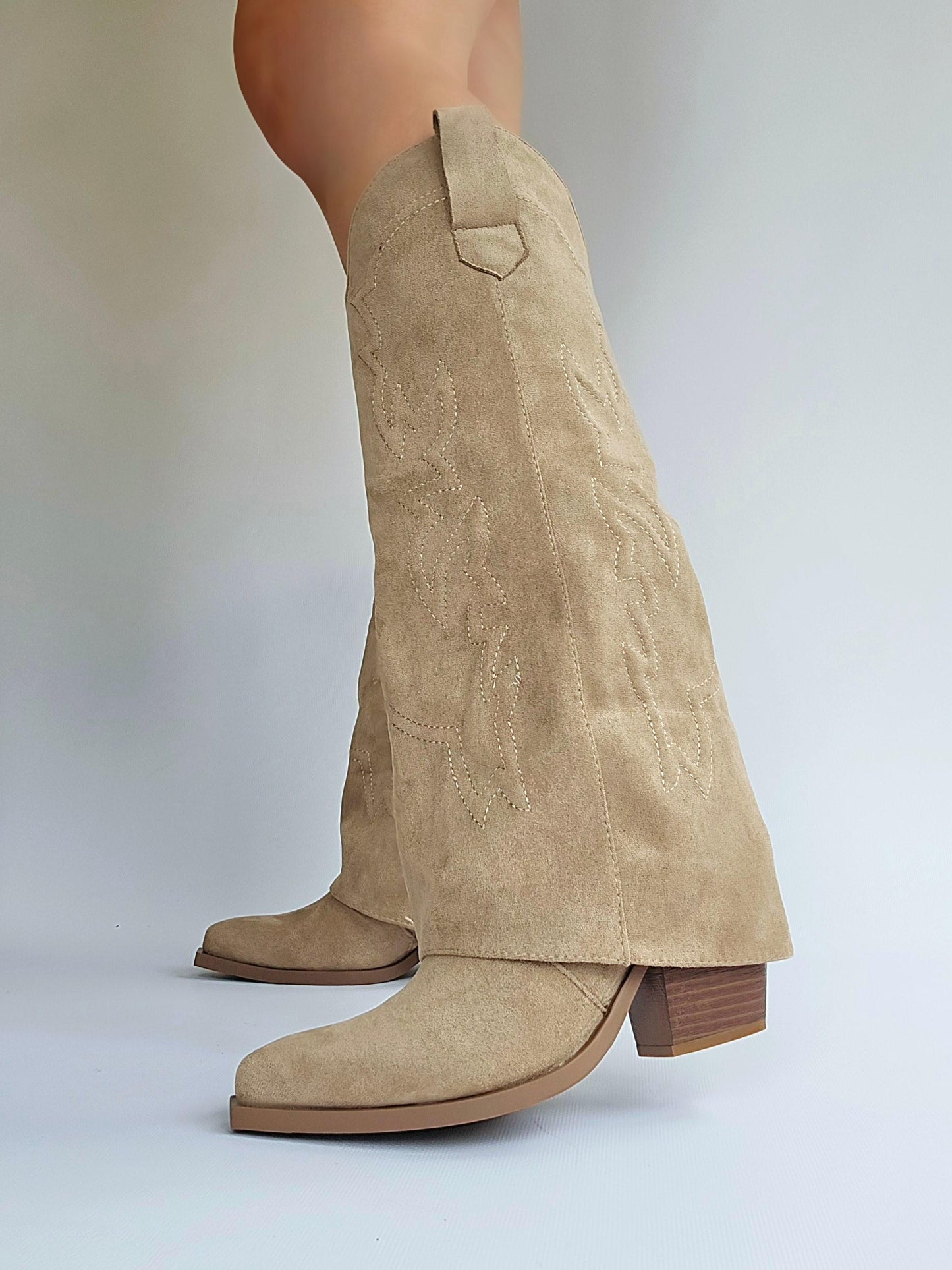 Bottes santiags chaussettes brodées Taupe