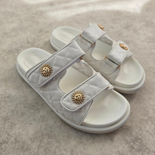 Mules blanches à scratchs – Confort & maintien – Détail soleil doré