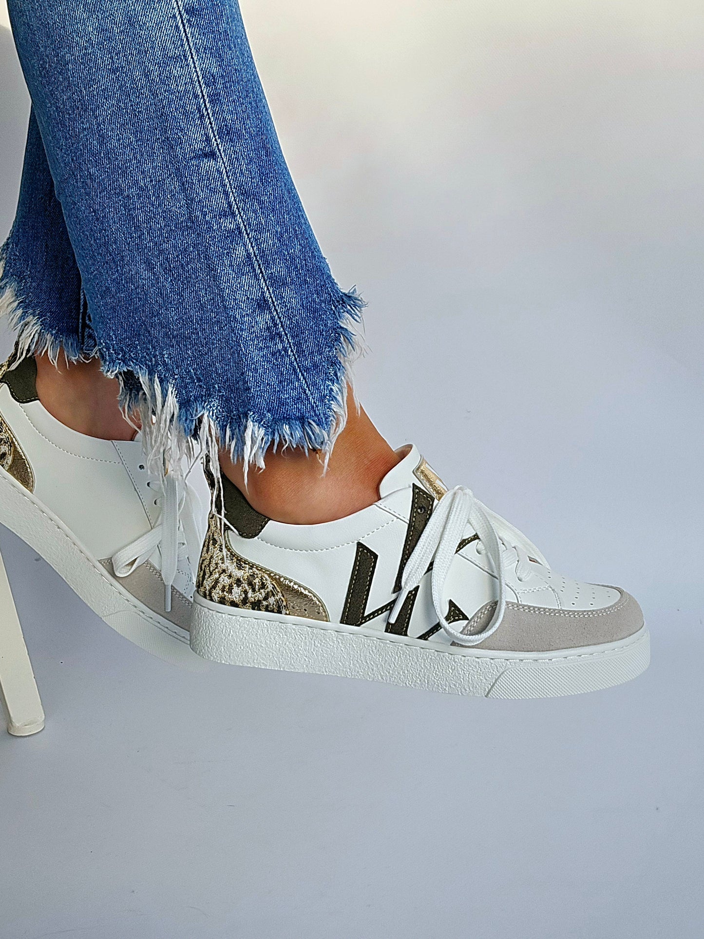 Baskets monogramme Joyce blanc et kaki