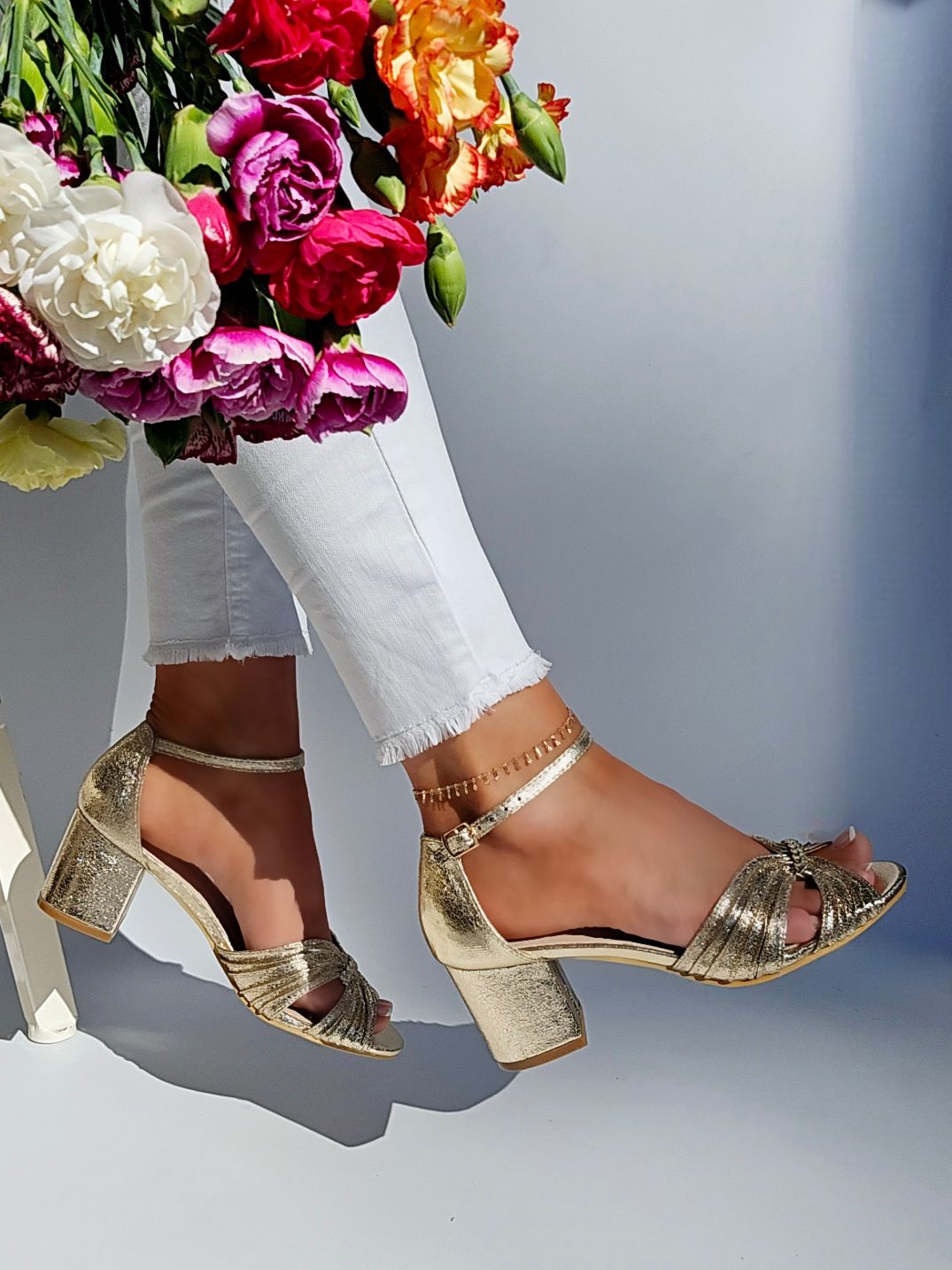 Sandals with closed heel behind Gold