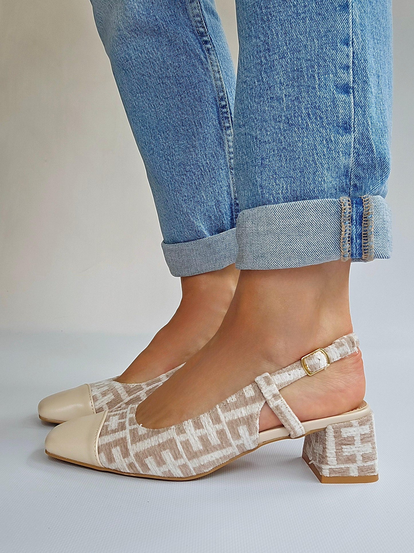 Escarpins slingback petit talon motif velours Beige